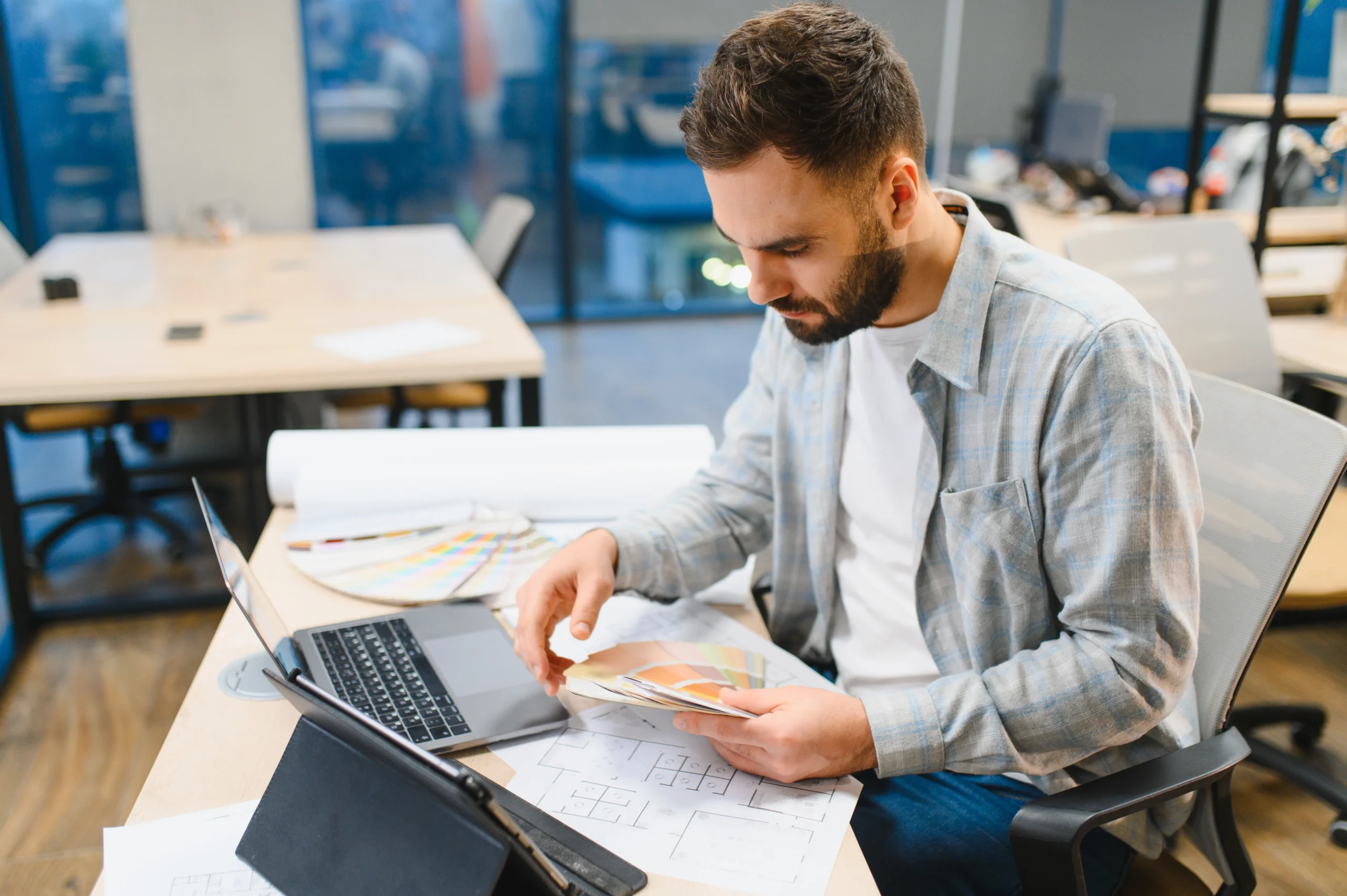 UX Designer analysiert eine Website am Laptop